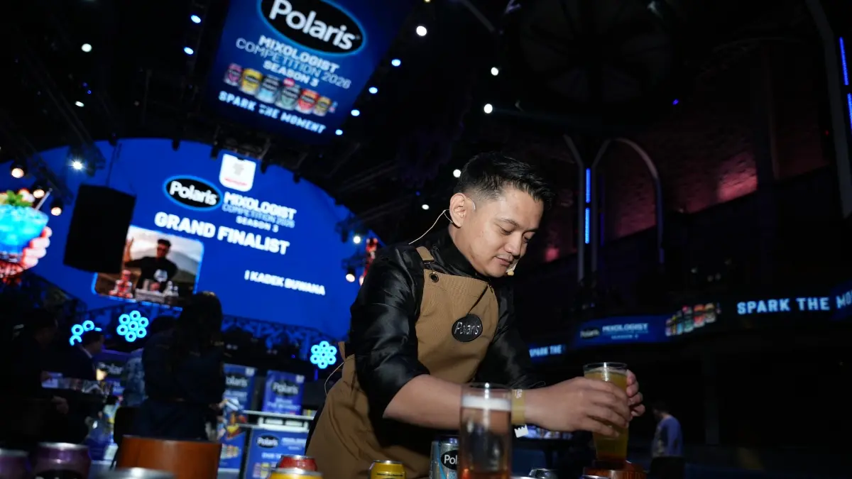 Juara Polaris Mixologist Competition 2026 Season 3, Deden Supriyatna saat tampi di final di Atas Club Bali, Kamis malam (23/7/2026). (Polaris for Radar Bali)