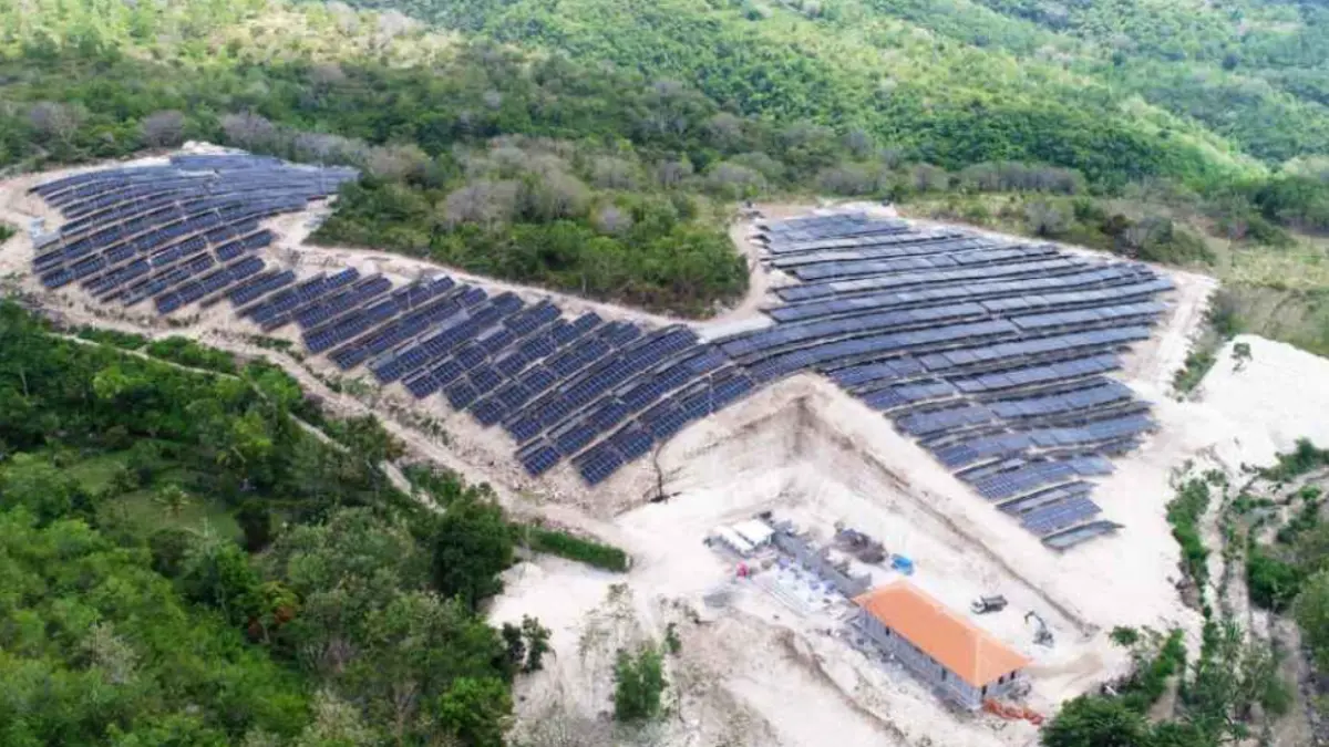 PLTS seluas 4,5 hektare berkapasitas 4MWp/3MW/3MWh yang dibangun di Nusa Penida. (Foto: PLN) 