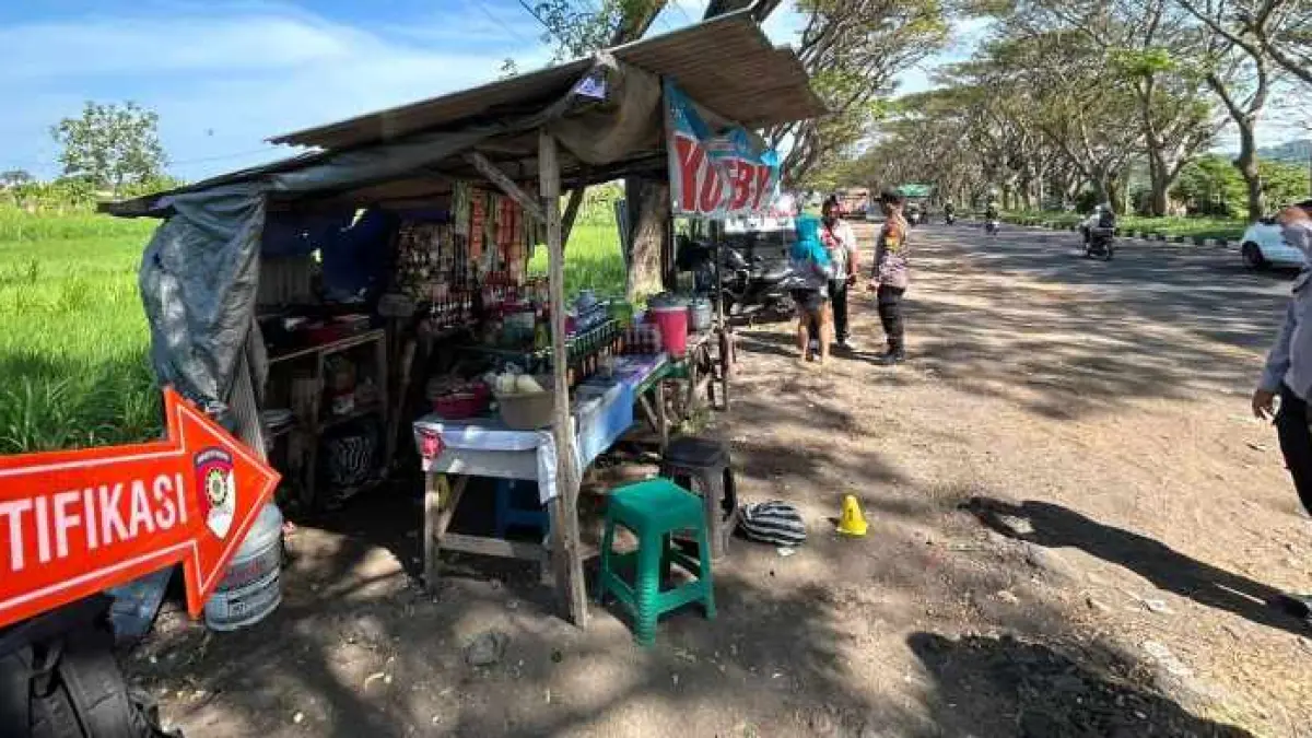 REKONSTRUKSI KEJADIAN : Polisi melakukan reka ulang adegan asusila di sebuah warung di jalan raya By Pass Ida Bagus Mantra. (foto:Polres Klungkung)