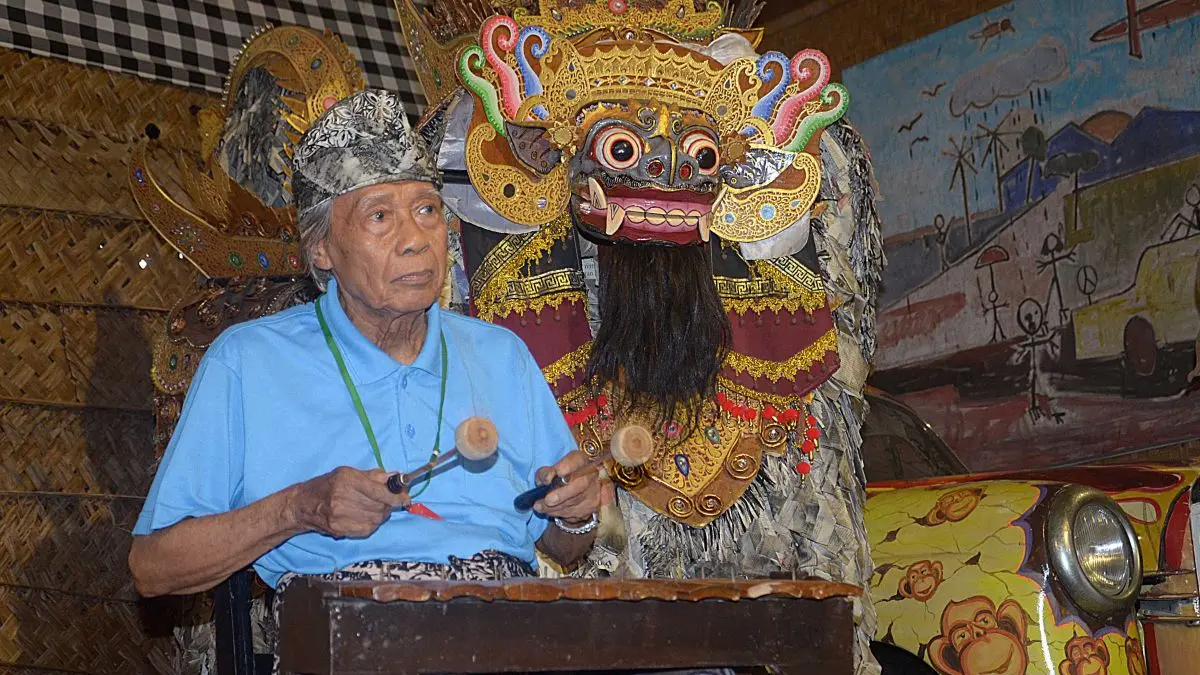 SENIMAN TULEN DAN KONSISTEN: Made Taro seniman penyayang anak-anak dengan cerita dan kesenian, telah berpulang. (ADRIAN SUWANTO/radarbali.id)