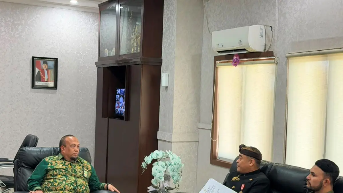 TERIMA KUNJUNGAN: Ketua PN Denpasar, Iman Luqmanul Hakim (kiri) menerima kunjungan kerja anggota DPD RI perwakilan Bali, Dr Shri I Gusti Ngurah Arya Wedakarna Mahendradatta Wedasteraputra Suyasa III. 