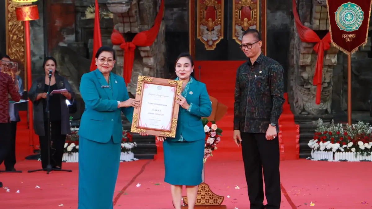 

Sekretaris I TP PKK Kota Denpasar Ny. Ayu Kristi Arya Wibawa saat menerima Piagam penghargaan Juara II Lomba Memasak Menu Pangan Lokal Non Beras dan Ikan pada perayaan puncak Peringatan Hari Kesatuan Gerak (HKG) PKK Ke-54 Tingkat Provinsi Bali Tahun 2026 di Panggung Terbuka Ardha Candra Art Center, Denpasar pada Jumat malam (24/7).