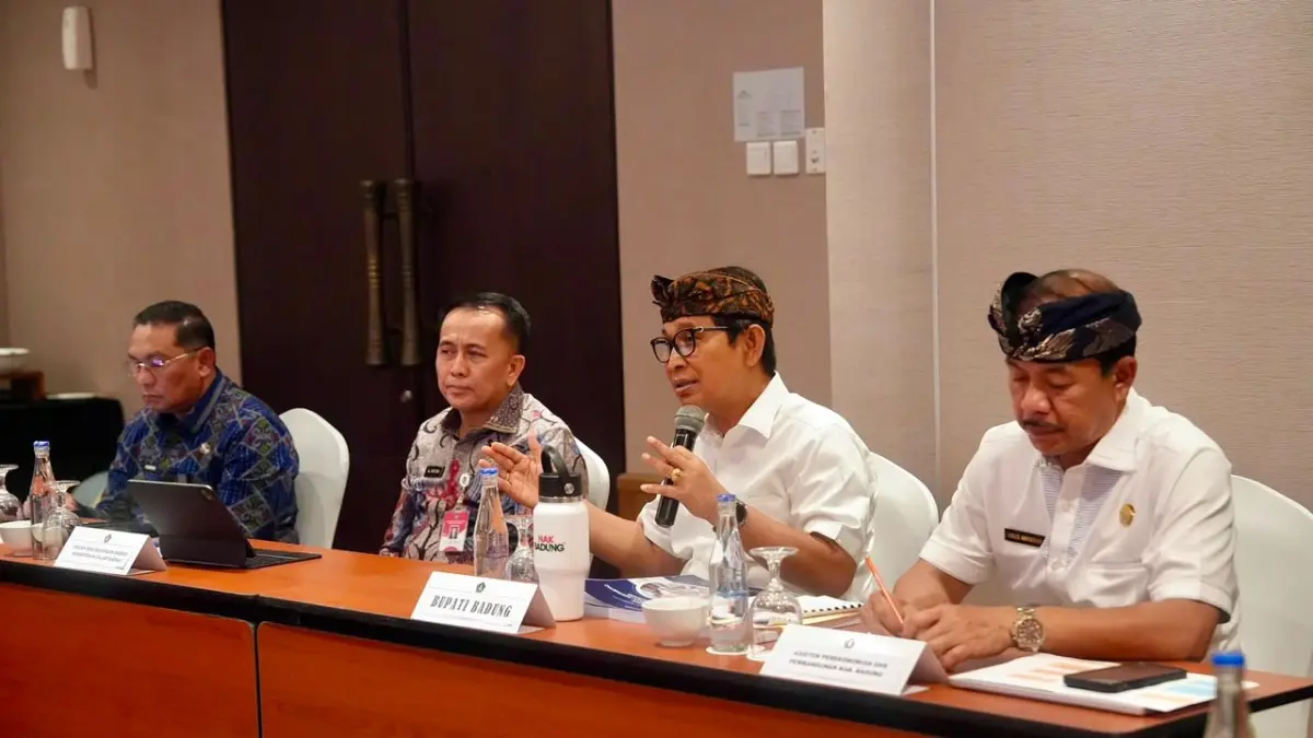 Bupati Badung I Wayan Adi Arnawa menghadiri FGD persiapan pembentukan BUMD Infrastruktur dan BUMD Kesehatan Kabupaten Badung di Harris Hotel & Residence Sunset Road Bali, Kamis (23/7).