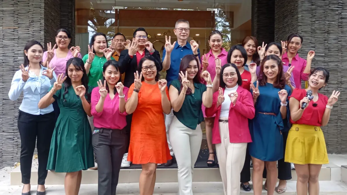 Direktur Miracle Ultimate Denpasar Jap Budi Wijaya (tengah belakang) bersama tim saat launching Miracle 30 Timeless Confidence Festival, Sabtu (25/7/2026) di Miracle Ultimate Denpasar, Renon. &nbsp;