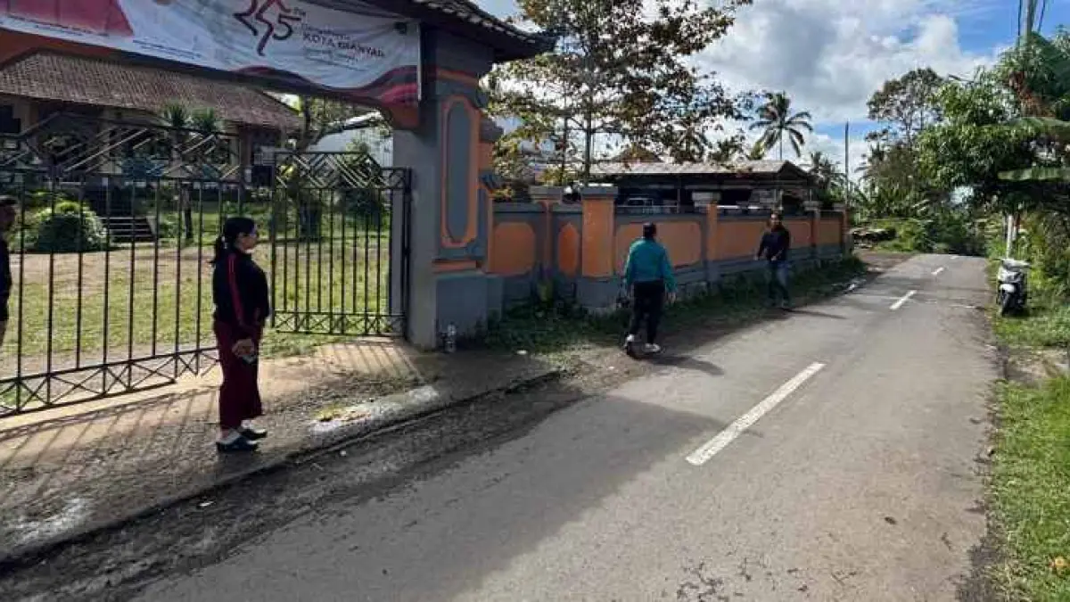 DITELISIK :&nbsp;Polisi saat mendatangi areal sekolah SDN 3 Kerta yang menjadi lokasi dugaan penculikan.(foto:Polsek Payangan, Gianyar)