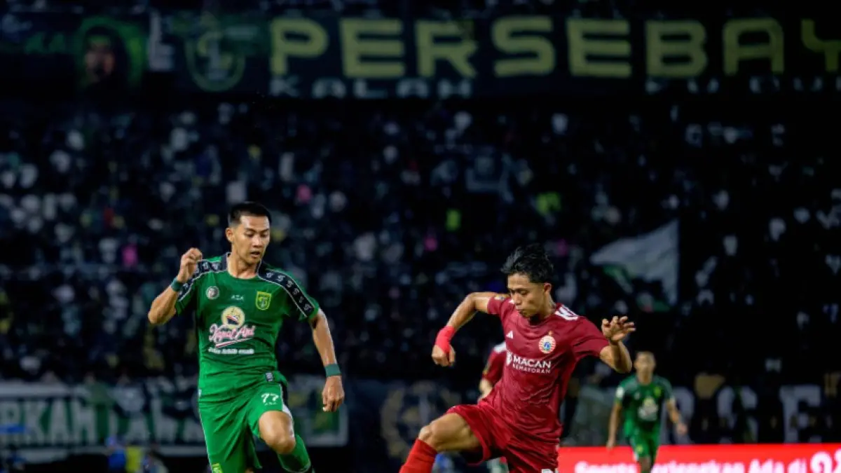 Malik Risaldi (kiri)saat beraksi melewati hadangan pemain Persija Jakarta di babak pertama. (Foto: Media Persebaya)