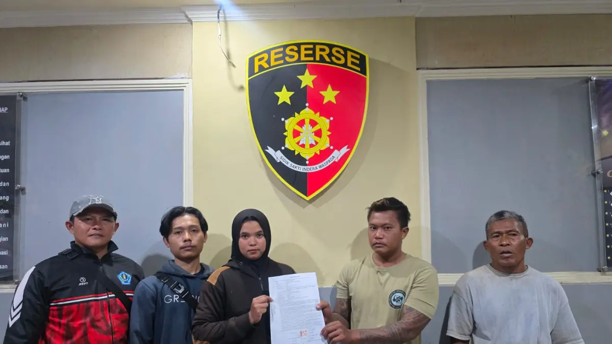 MENGAKUI: Kanit Reskrim Polsek Denpasar Timur IPTU I Ketut Sudarsana bersama Tim Opsnal mengamankan pelaku penipuan berkedok penggalangan dana HUT RI. (ist/radarbali.id)