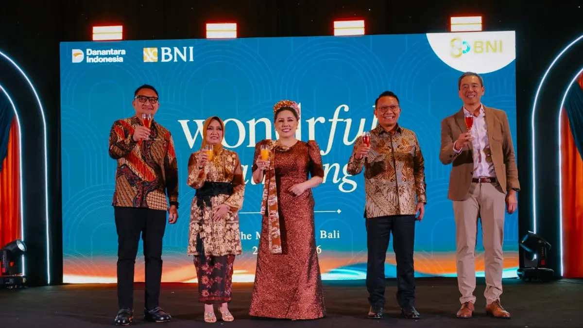 DIRGAHAYU 80 TAHUN BNI "TERUS ADA, ADA TERUS" : Dari kiri, Komang Arya Wira Kusuma Atmaja - Regional CEO BNI Wilayah 08, Efita Praharani - SEVP Human Capital BNI, Vera Febyanthy - Komisaris Independen BNI, Donny Hutabarat - Komisaris BNI, Steven Suryana - SEVP Wealth Management.