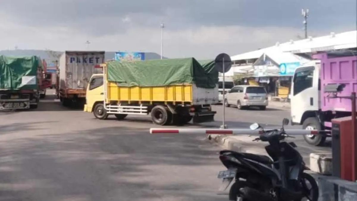 BUKA TUTUP : Suasana antrean kendaraan menunggu giliran ke kapal. (foto: M.Basir)