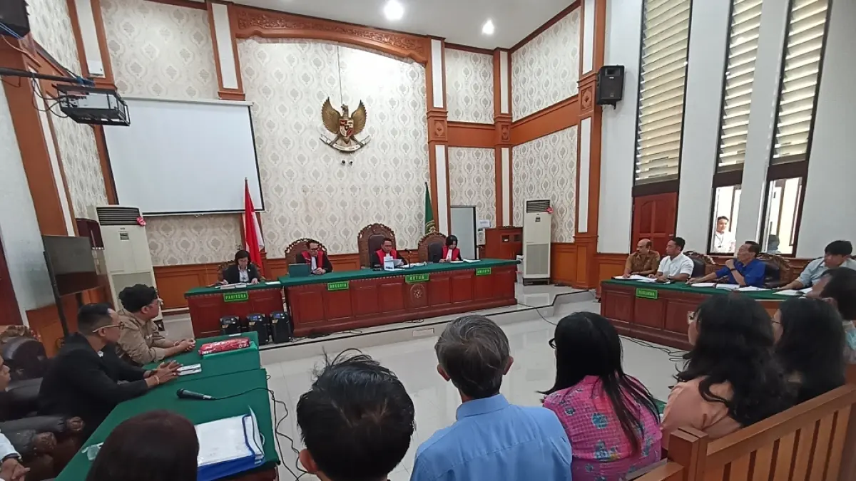 DITUNDA: Suasana sidang gugatan perdata yang diajukan kelompok warga Pulihkan Bali terhadap peemrintah daerah, kementerian, hingga presiden di PN Denpasar, Senin (27/7).