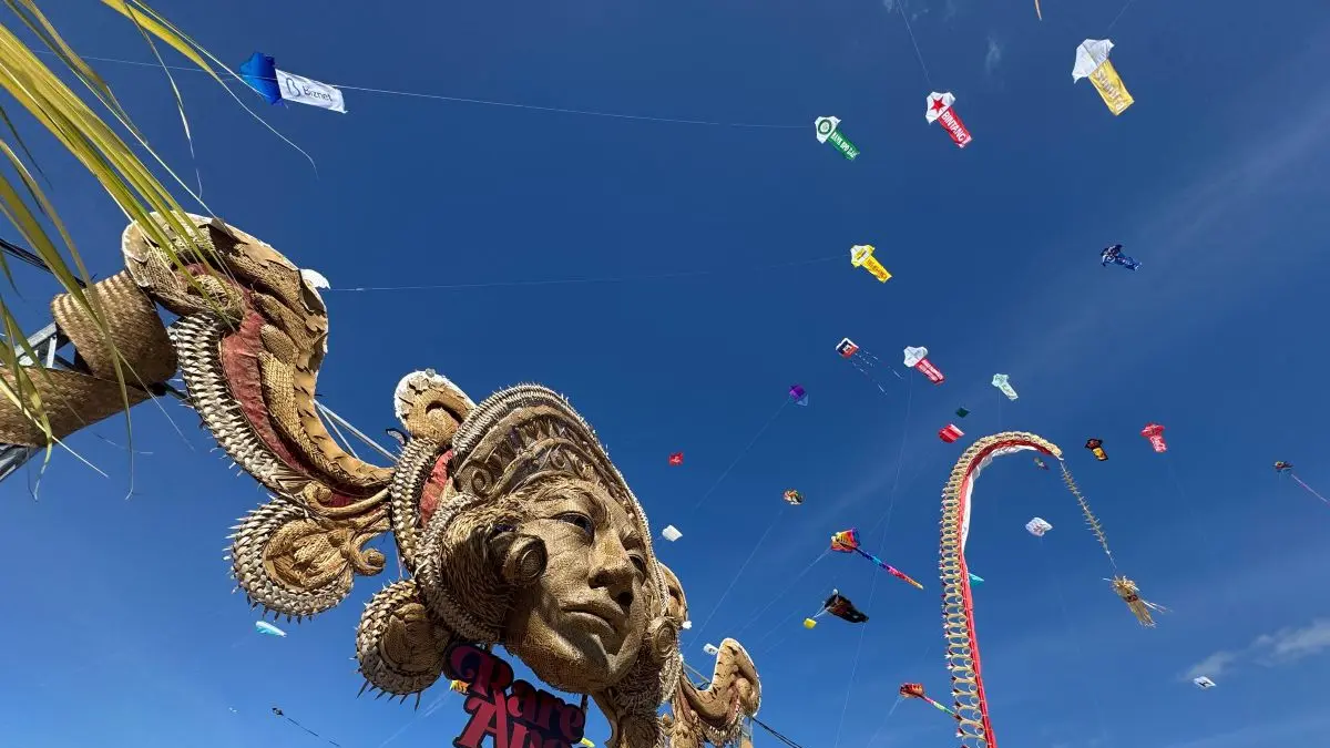 INDAH: Kemegahan dan kemeriahan Rare Angon Festival 2026 di Pantai Mertasari, Sanur. (ist/radarbali.id)