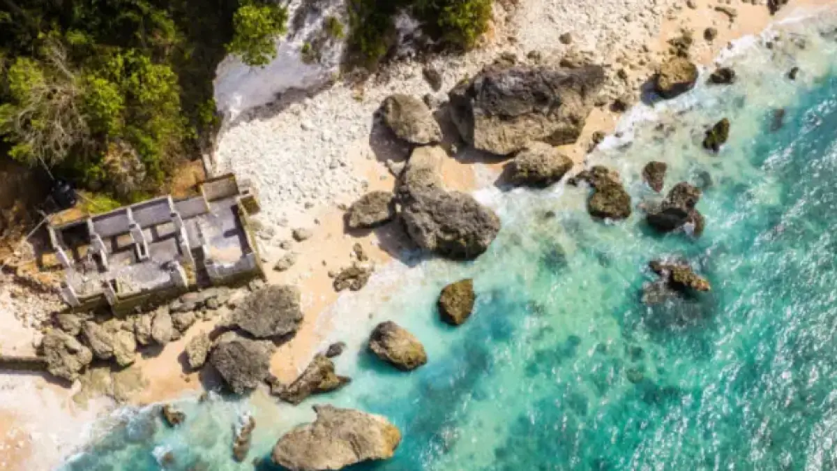Pantai Bingin setelah 38 bangunan ilegal dihancurkan Pemkab Badung pada 21 Juli 2026. Kawasan Perlindungan Setempat tersebut akan ditata menjadi pusat olahraga air (surfing) yang dilengkapi art theater, taman, dan fasilitas publik seperti toilet. 