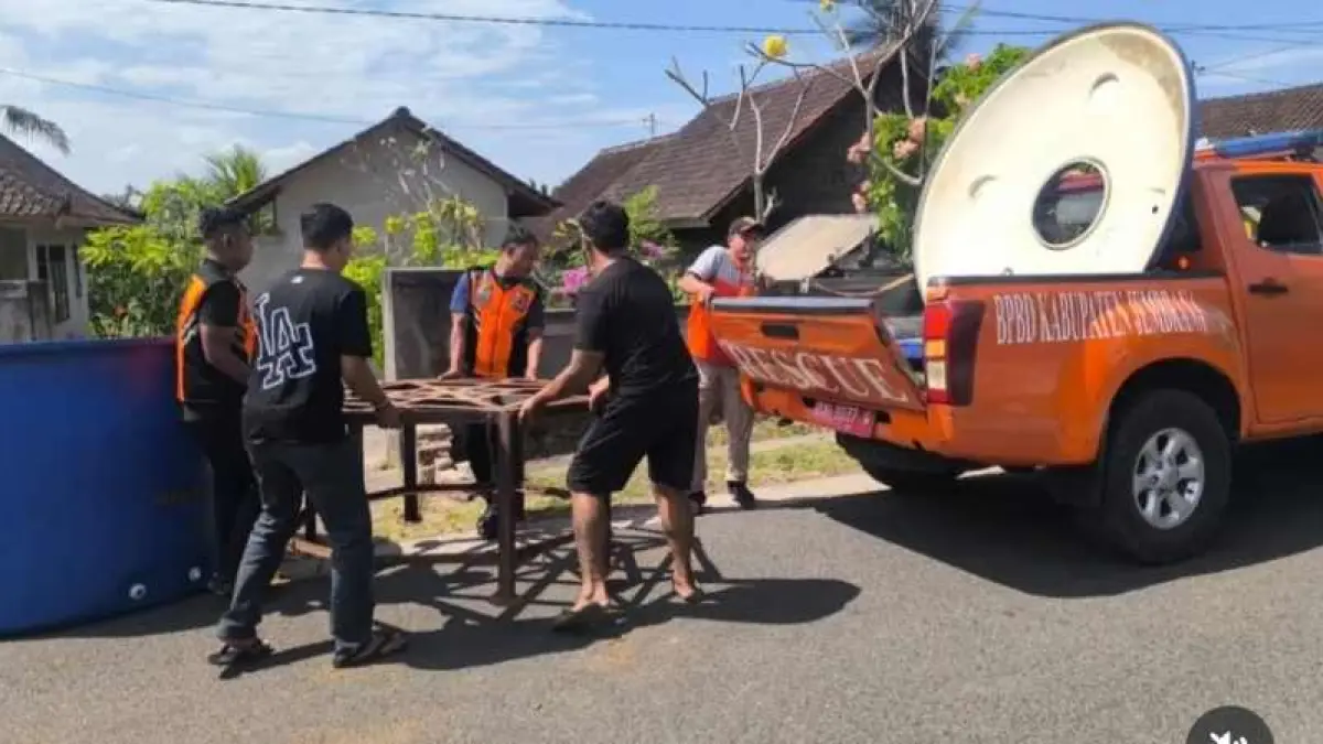 PASANG TANDON AIR: Pemasangan tandon air di Lingkungan Pancardawa, Kelurahan Pendem. (BPBD Jembrana)
