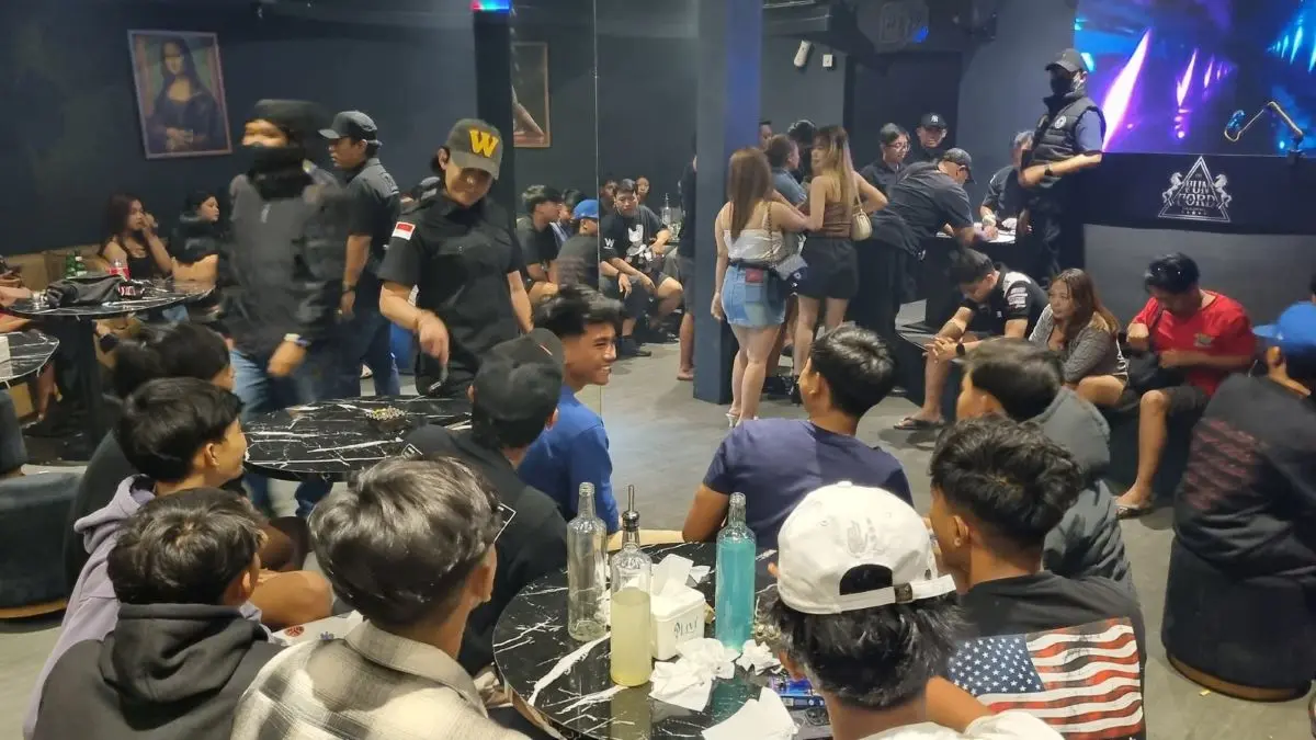 RAZIA: Kepala BNN Provinsi Bali Brigjen Pol. Dr. Putu Putera Sadana, S.I.K., M.Hum., M.M., memimpin langsung Operasi Bersinar di kawasan wisata Tibubeneng, Kuta Utara, dan salah satu tempat hiburan malam di Denpasar, Minggu dini haru (26/7/2026). (ist/radarbali.id)