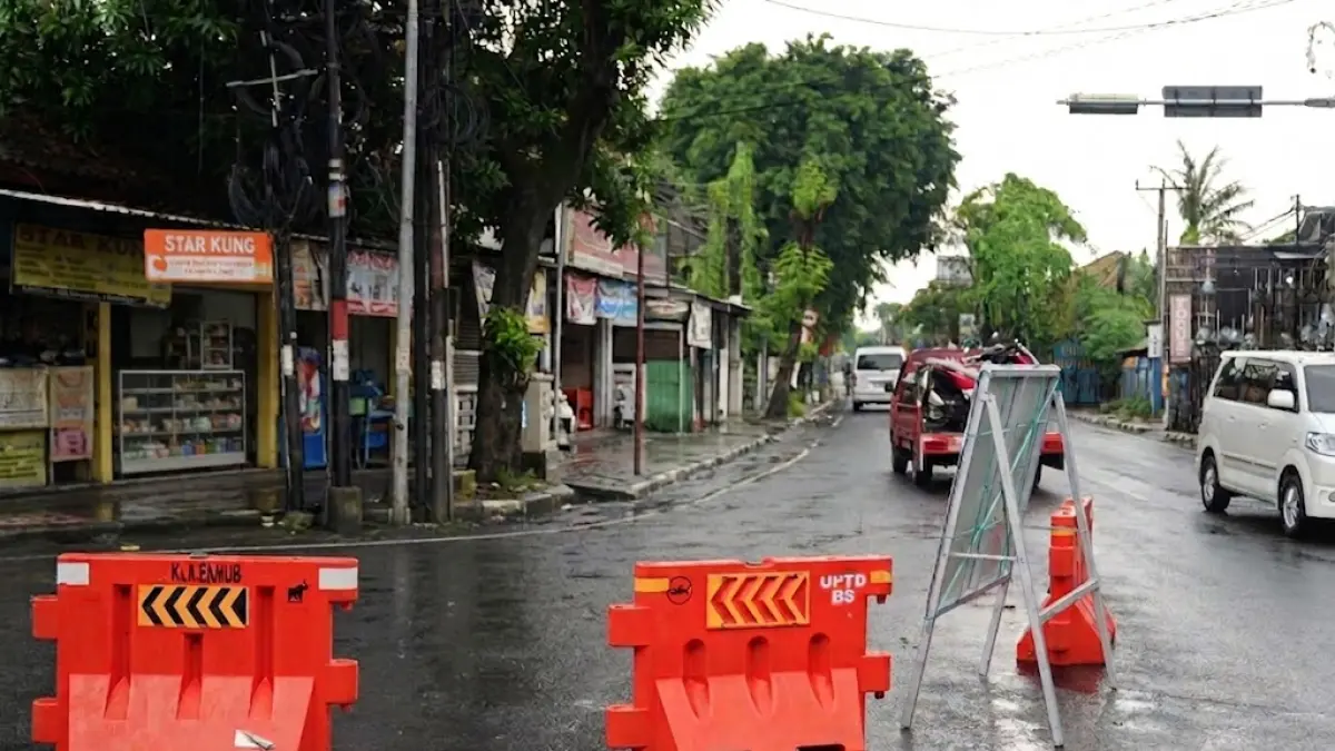 Rekayasa lalu lintas di Kerobokan Kelod (Simpang Petitenget). Dari utara  berlaku satu arah dari Simpang Petitenget menuju Simpang Semer, sedangkan dari selatan berlaku satu arah dari Simpang Petitenget menuju Simpang Oberoi/Kayu Aya. 