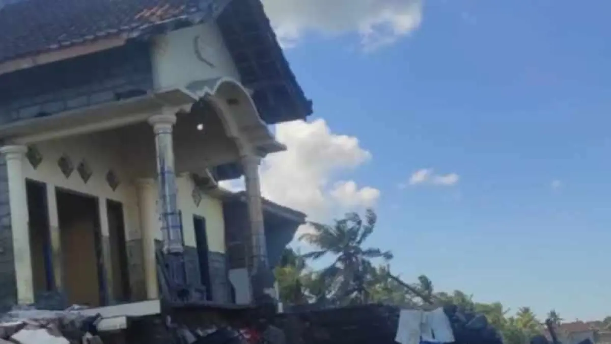 RUSAK DIHAJAR OMBAK : Salah satu rumah warga Banjar Pebuahan, Desa Banyubiru, Kecamatan Negara, Jembrana. (M.Basir)