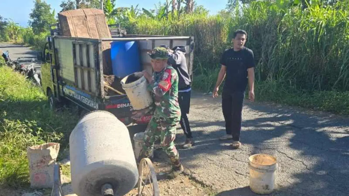 TAMBAL JALAN SWADAYA&nbsp; : Gotong royong menambal jalan rusak di Desa Gobleg, Kecamatan Banjar, Kabupaten Buleleng. (Pemdes Gobleg)