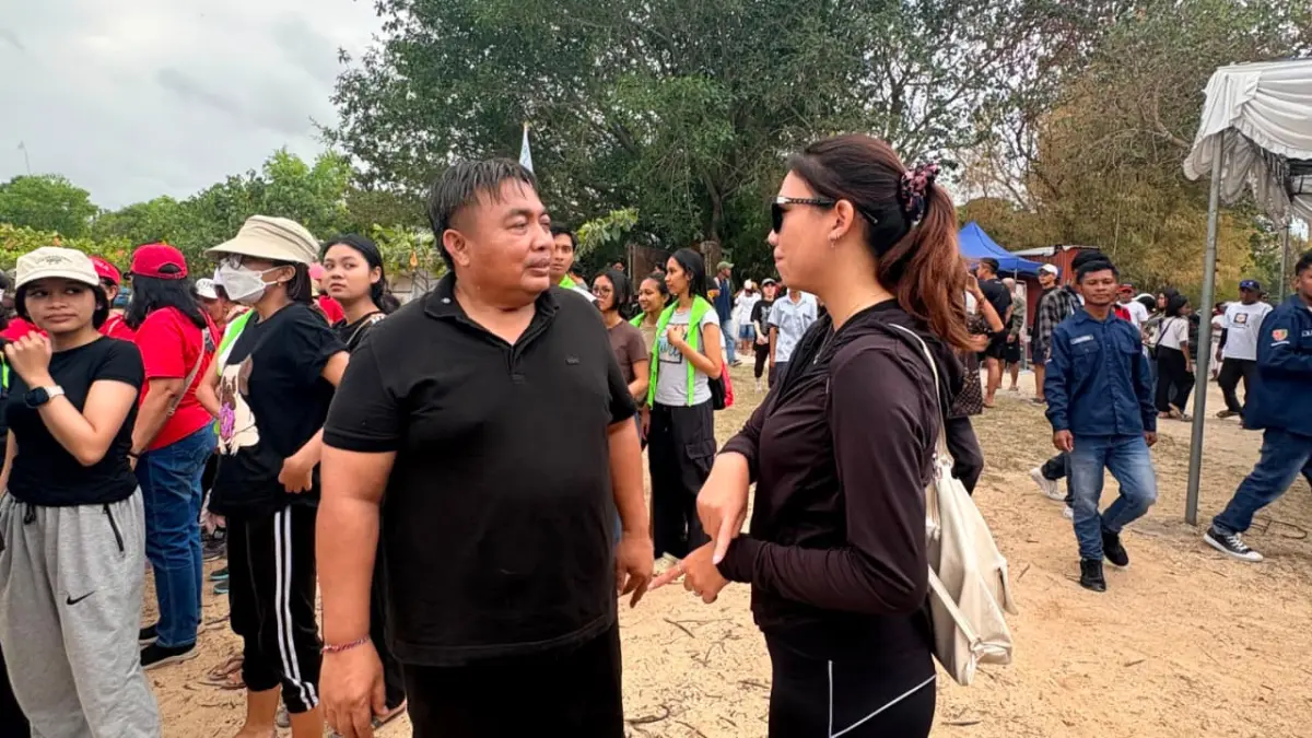 Anggota Komisi III DPR RI Nyoman Parta saat bergabung melakukan aksi bersih-bersih pantai bersama Kaswan Alam Indonesia