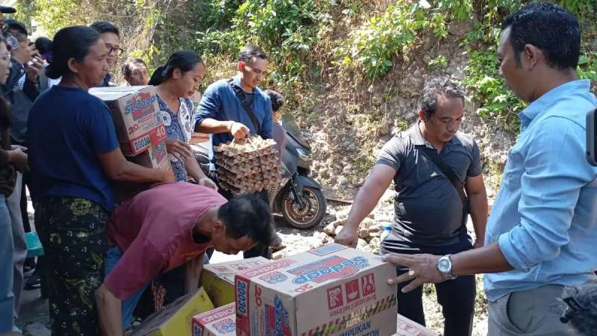 BANTUAN KEMANUSIAAN : Aliran sumbangan dari berbagai kalangan &nbsp;untuk keluarga KD, korban pengeroyokan asal Desa Sidetapa, Kecamatan Banjar, Kabupaten Buleleng. (francelino junior)