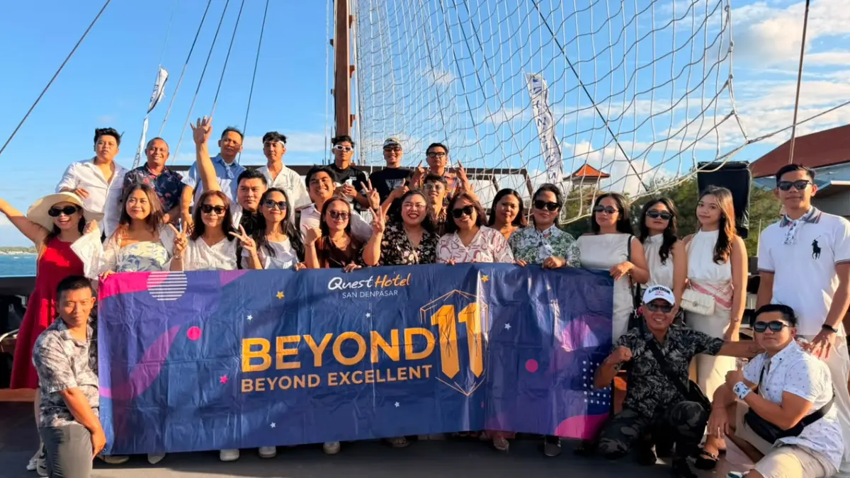Foto dokumentasi outing staf di Phinisi Cruise dalam rangkaian ulang tahun ke-11 Quest Hotel San Denpasar.