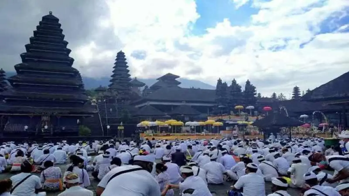ilustrasi persembahyangan di Pura Besakih, Karangasem. (dok. radar bali)