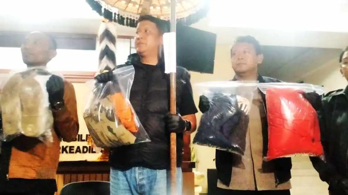 INI BARANG BUKTINYA : Kapolres Tabanan AKBP I Putu Bayu Pati (rompi hitam) didampingi Kasat Reskrim Polres Tabanan dan Polsek Baturiti yang menunjukkan barang bukti kasus pencurian ayam.&nbsp;(juliadi)