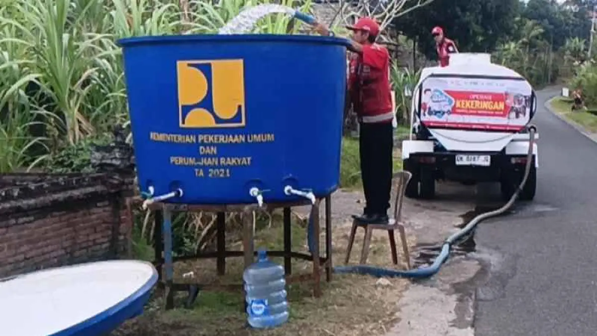 JATAH AIR BERSIH MUSIM KEMARAU: Bantuan air bersih, khususnya ke Lingkungan Pancardawa dan Dewasana, Jembrana. (M.Basir/Radar Bali)