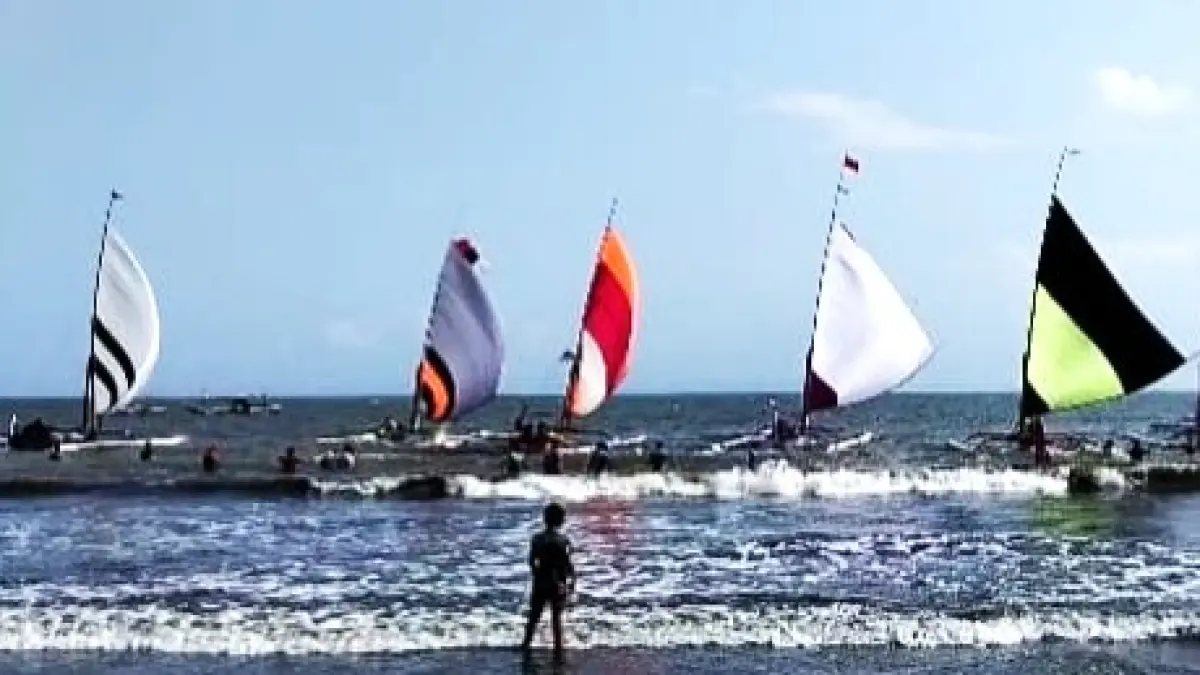 KEJAR MENGEJAR &nbsp;: Jukung layar saling berpacu membelah ombak Selat Bali dalam lomba balap jukung tradisional. (M.Basir)