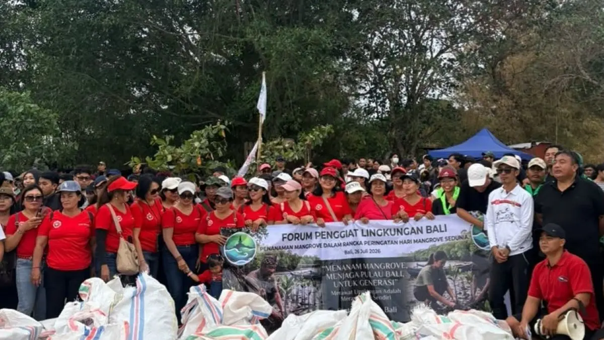 NYATA: Aksi Kawan Alam Nusantara membersihkan sampah pantai dan menanam Mangrove untuk proyek arboretum nasional. (IST/radarbali.id)