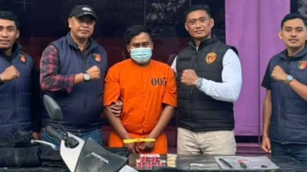PENGINCAR WARUNG SEMBAKO DIRINGKUS : I Ketut Rahayu cukup (diborgol, berbaju tahanan oranye) pengalaman urusan bobol membobol toko. (foto: Polres Bangli)