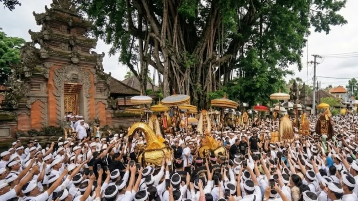 Ribuan pemedek melaksanakan prosesi pacepukan patapakan barong di Catus Pata Gianyar.