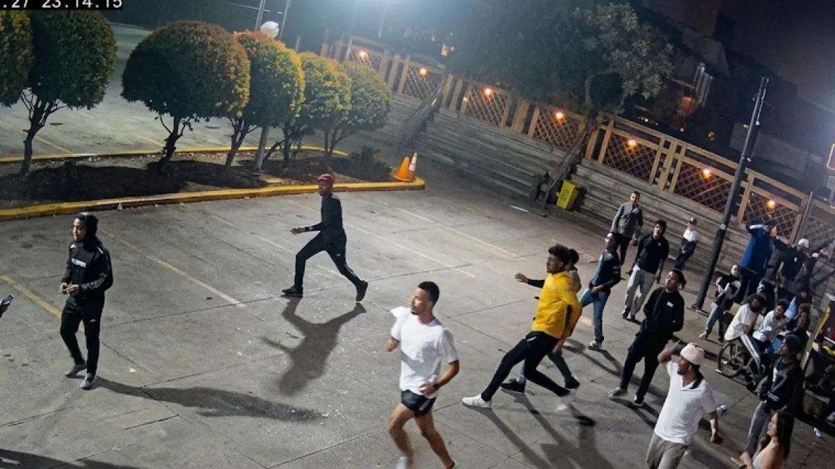 tangkapan layar CCTV pengeroyokan yang menewaskan prajurit TNI di Kelapa Dua, Tangerang, Banten.  
