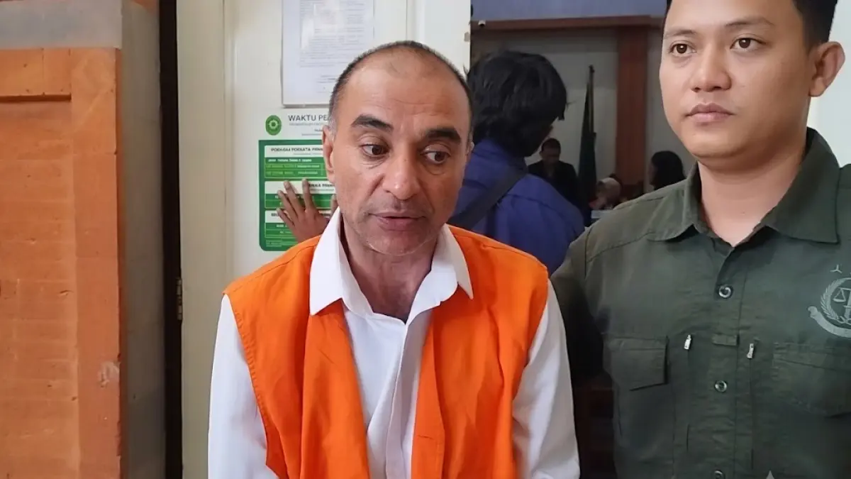 Baath Jarnail Singh saat dibawa ke persidangan oleh petugas Kejaksaan Negeri Denpasar 