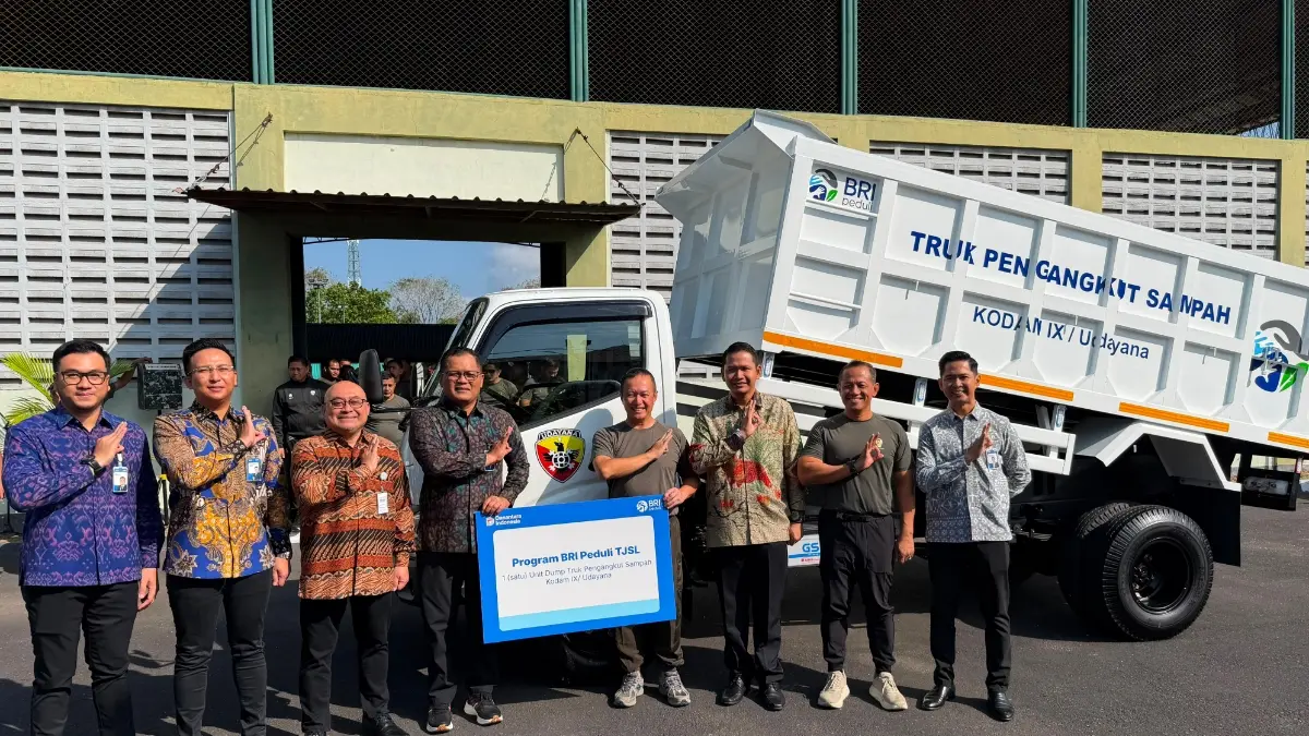 Bantuan diserahkan secara simbolis oleh Regional CEO BRI Region 17/Denpasar, Hery Noercahya, kepada Pangdam IX/Udayana, Mayjen TNI Piek Budyakto, S.H., M.H., Rabu (29/7) di GOR Yudomo, Asrama Praja Raksaka Kepaon, Denpasar.