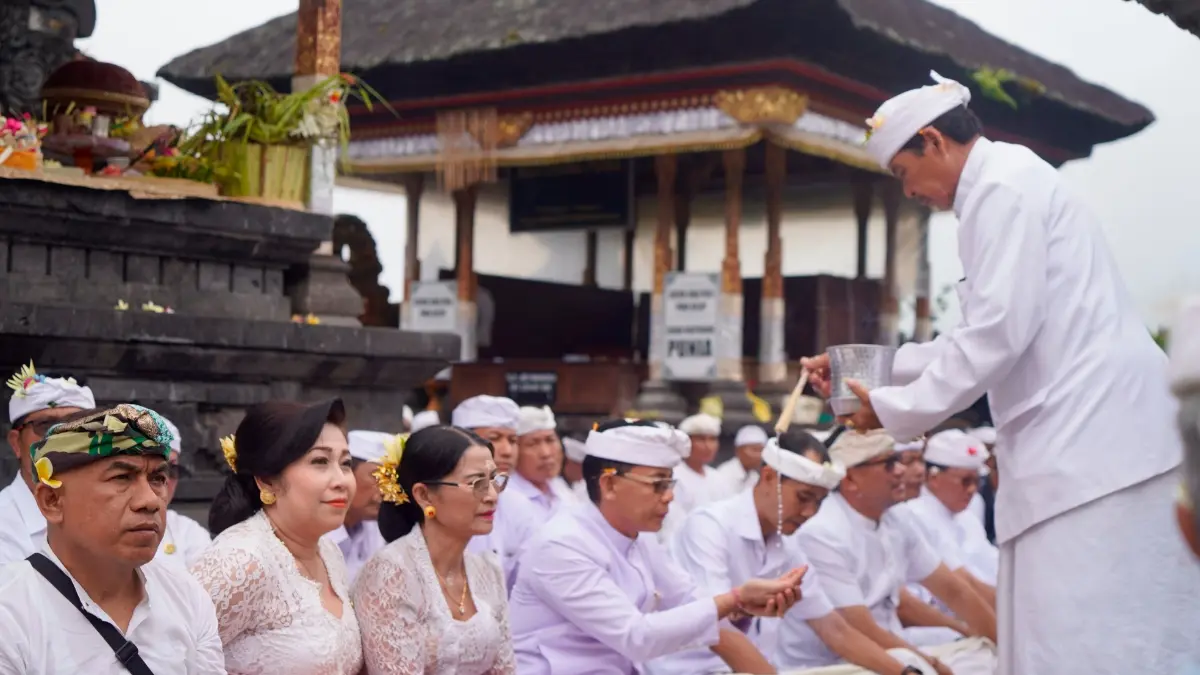 Bupati Klungkung, I Made Satria bersama Ny. Eva Satria dan Wakil Bupati Klungkung, Tjokorda Gde Surya Putra Muspayang Puncak Karya Aci Pengenteg Jagat di Pura Gelap Besakih, Kecamatan Rendang, Karangasem, Rabu (29/7).&nbsp;