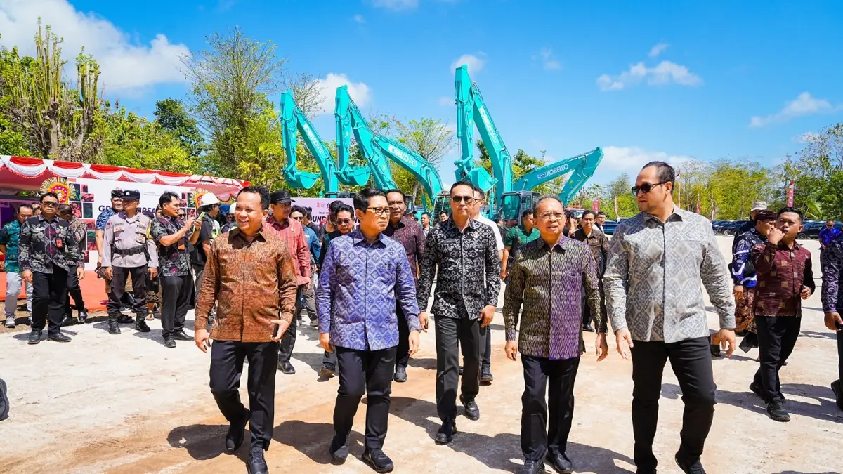 Bupati Wayan Adi Arnawa bersama Gubernur Wayan Koster, Wabup Bagus Alit Sucipta saat ground breaking di lokasi proyek JLS Jalan Labuan Sait - Pedati serta pembangunan trase jalan Pura Kulat - Labuan Sait, Desa Pecatu, Kuta Selatan, Senin (27/7).