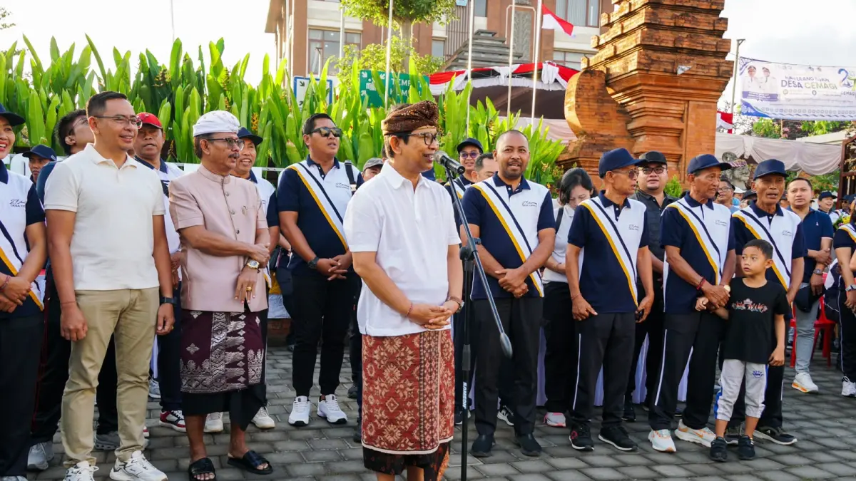Bupati Wayan Adi Arnawa melepas peserta jalan santai dalam rangka HUT. Ke-27 Desa Cemagi di Kantor Perbekel Desa Cemagi, Minggu (26/7).