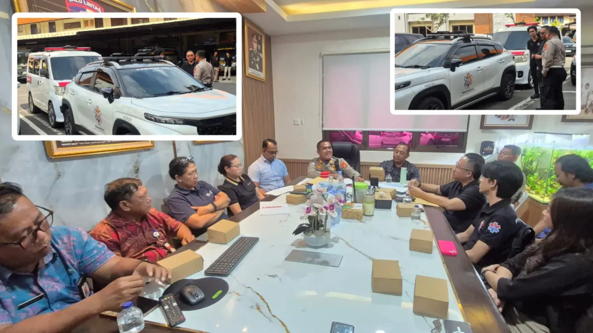 DIAMANKAN: Dua kendaraan operasional Relawan Nanggala Medical Response Unit (NAMRU), masing-masing satu unit ambulans dan satu sepeda motor, diamankan di halaman Mapolresta Denpasar, Senin (28/7).