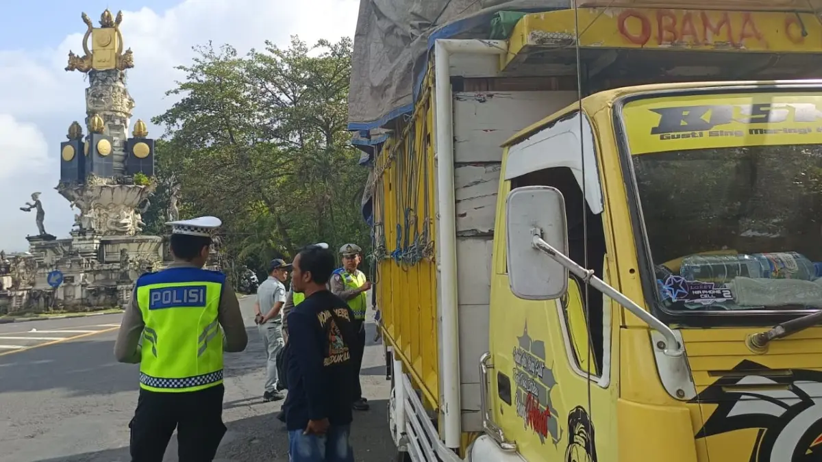DIPERIKSA : Razia odol di jalan By Pass Ir Soekarno Tabanan yang dilakukan oleh Polres Tabanan bersama dengan Dinas Perhubungan (Dishub) Tabanan dan Jasa Raharja.(juliadi)