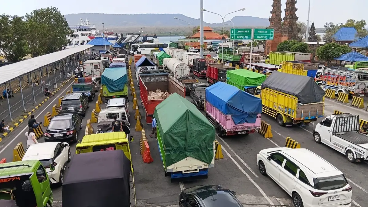 HARUS MENGANTRE: Antrean kendaraan saat penutupan sementara penyeberangan . (foto: Pos AL Gilimanuk)