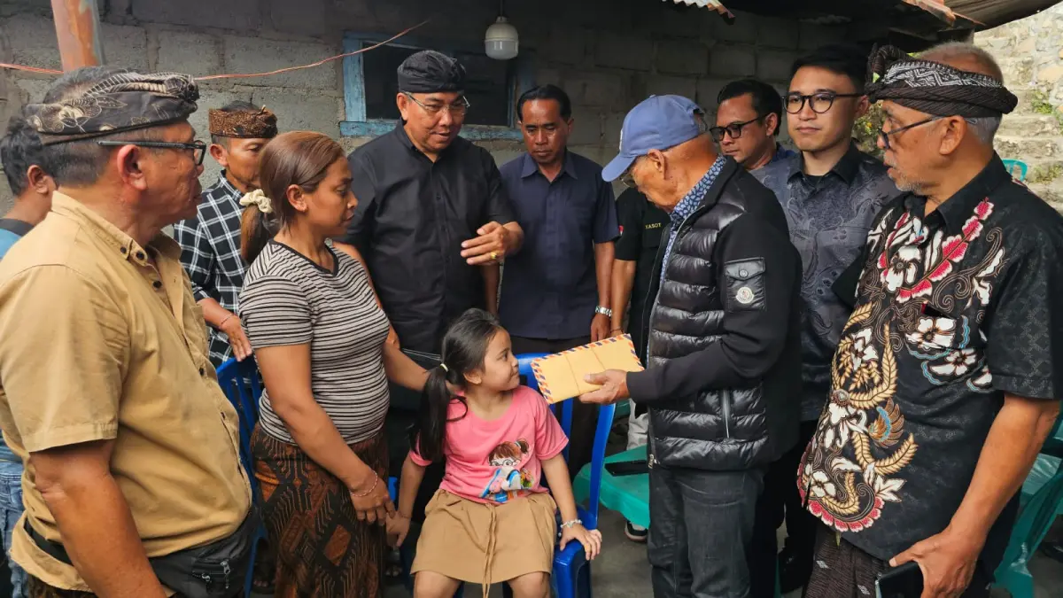 MENYENTUH: Anggota Komisi III DPR RI dari Fraksi PDI Perjuangan Wayan Sudirta dan tim saat menemui keluarga korban pengeroyokan dan menyerahkan santunan untuk putrinya di Desa Sidetapa, Rabu 29 Juli 2026. (IST/radarbali.id)