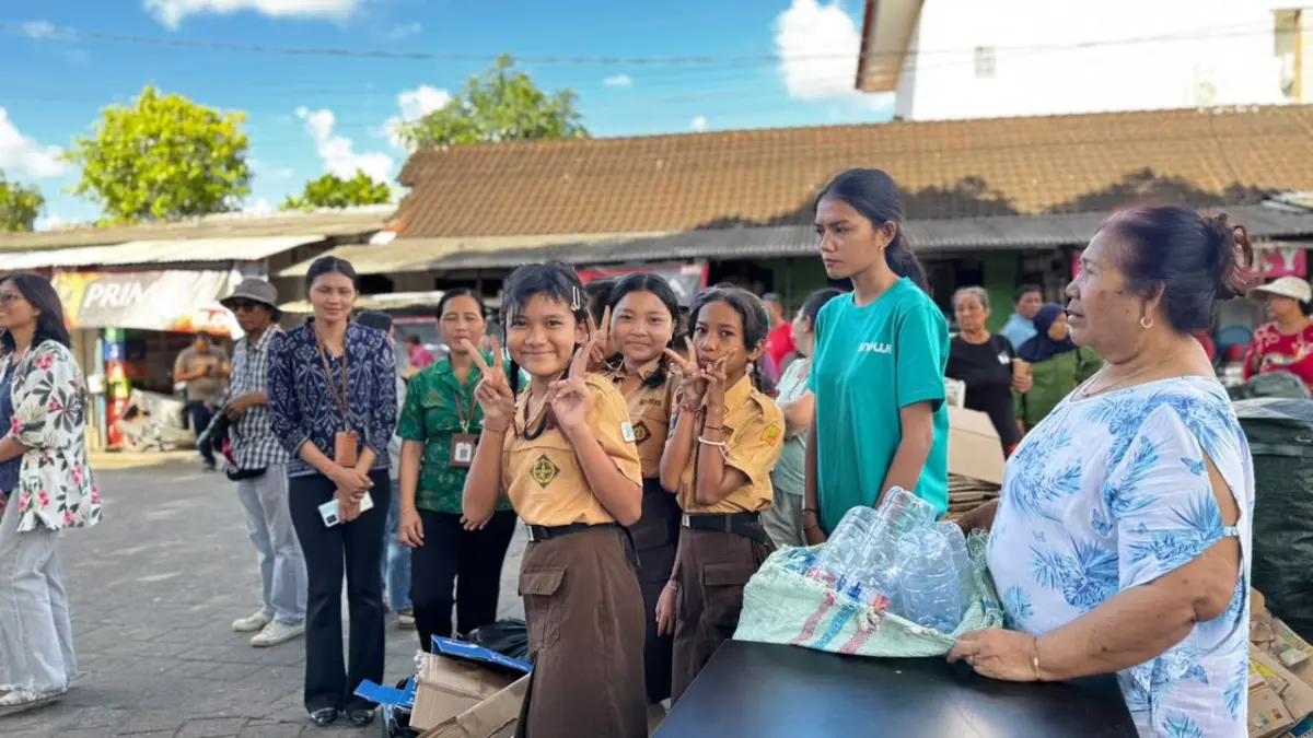 PAHLAWAN LINGKUNGAN: Siswa SMP Negeri 11 Serangan serta warga Desa Adat Serangan.
