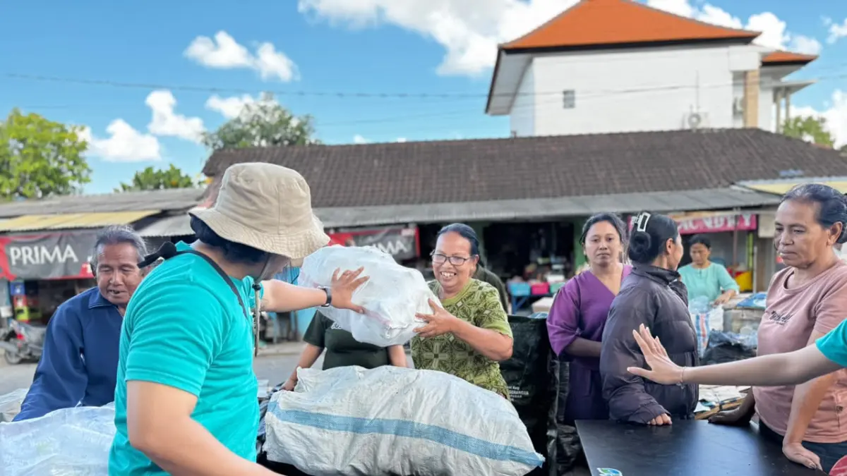 PILAH SAMPAH: Warga Desa Adat Serangan memilah sampah dan mengirim sampah plastik dan botol ke perusahaan daur ulang. (Kura-Kura Bali for radarbali.id)