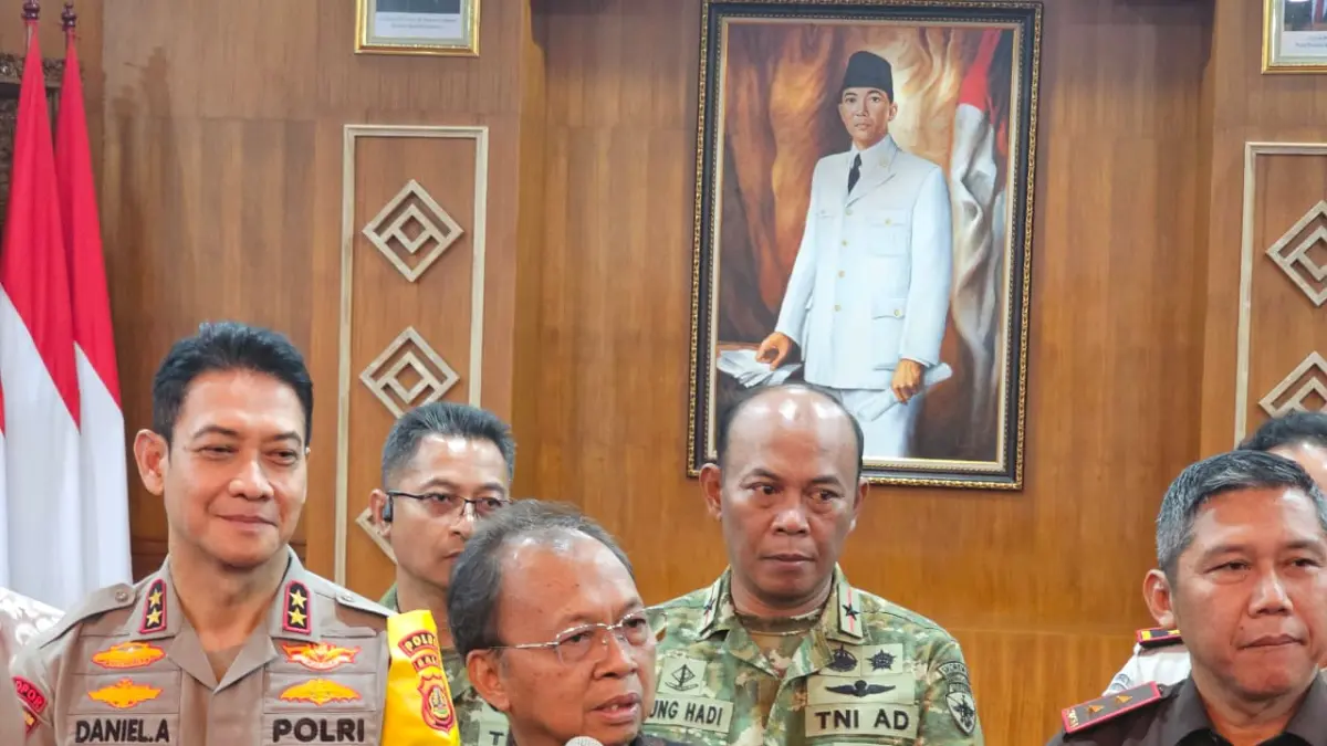 PROGRAM KEMISKINAN: Gubernur Bali Wayan Koster  didampingi Kapolda Bali Irjen Daniel Adityajaya dan pejabat lainnya sebut kemiskinan bukan hanya di Sidetapa Buleleng