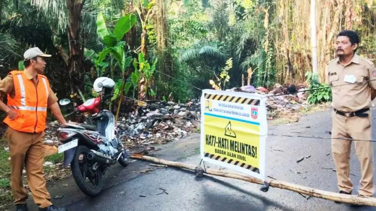 TUTUP SEMENTARA : Jalan menuju jembatan Pura Dalem Desa Adat Subagan Jebol, pada Senin (37/7) dini hari tidak bisa dilintasi kendaraan. (ist)