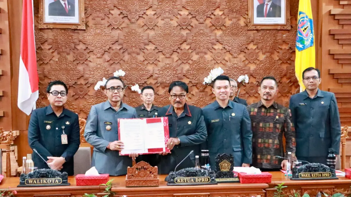 Walikota Denpasar, I Gusti Ngurah Jaya Negara dan Wakil Walikota Denpasar, I Kadek Agus Arya Wibawa saat menghadiri Rapat Paripurna Ke-10 Masa Persidangan II di Gedung DPRD Kota Denpasar, Selasa (28/7).