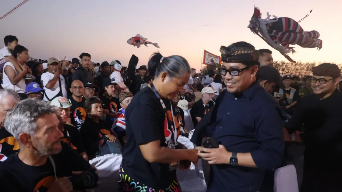 Wawali Denpasar, Kadek Agus Arya Wibawa membuka Rare Angon International Kite Festival 2026 di Pantai Mertasari, Sanur pada Sabtu (25/7) petang.