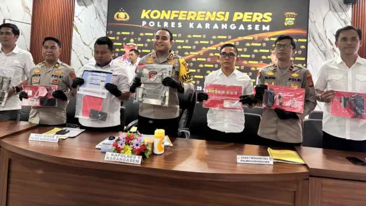 BEBER BARANG BUKTI : Polres Karangasem saat membeberkan barang bukti hasil pencurian modul tower telekomunikasi di Aula Mapolres Karangasem. (Foto zulfika Rahman)