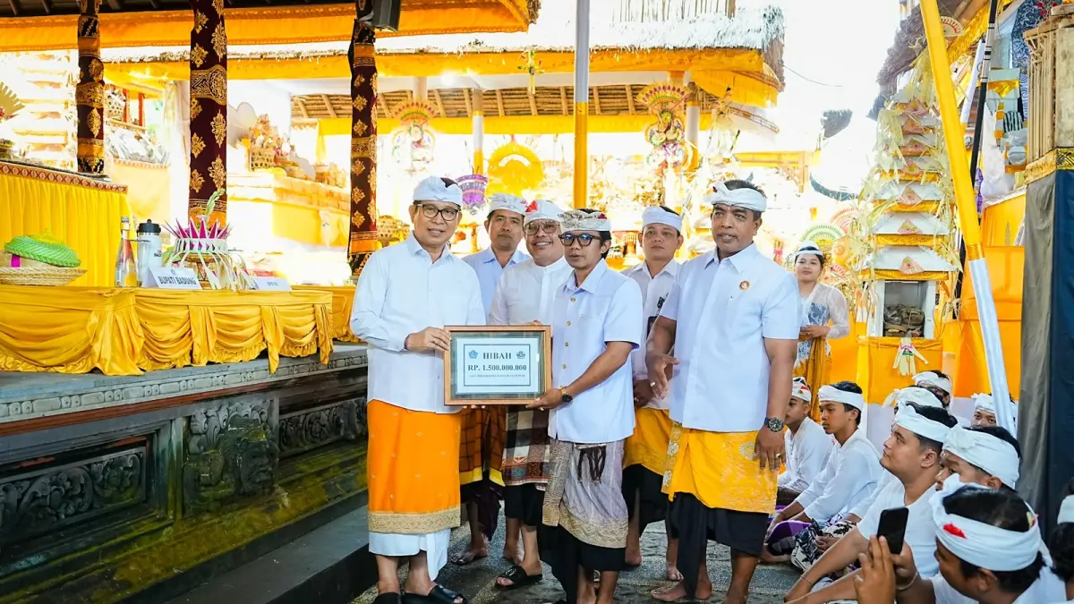 Bupati Adi Arnawa saat menghadiri Karya Ngenteg Linggih Madasar Tawur Balik Sumpah Madyaning Utama di Pura Dalem Desa Adat Ambengan, Desa Ayunan, Kecamatan Abiansemal, Rabu (29/7).