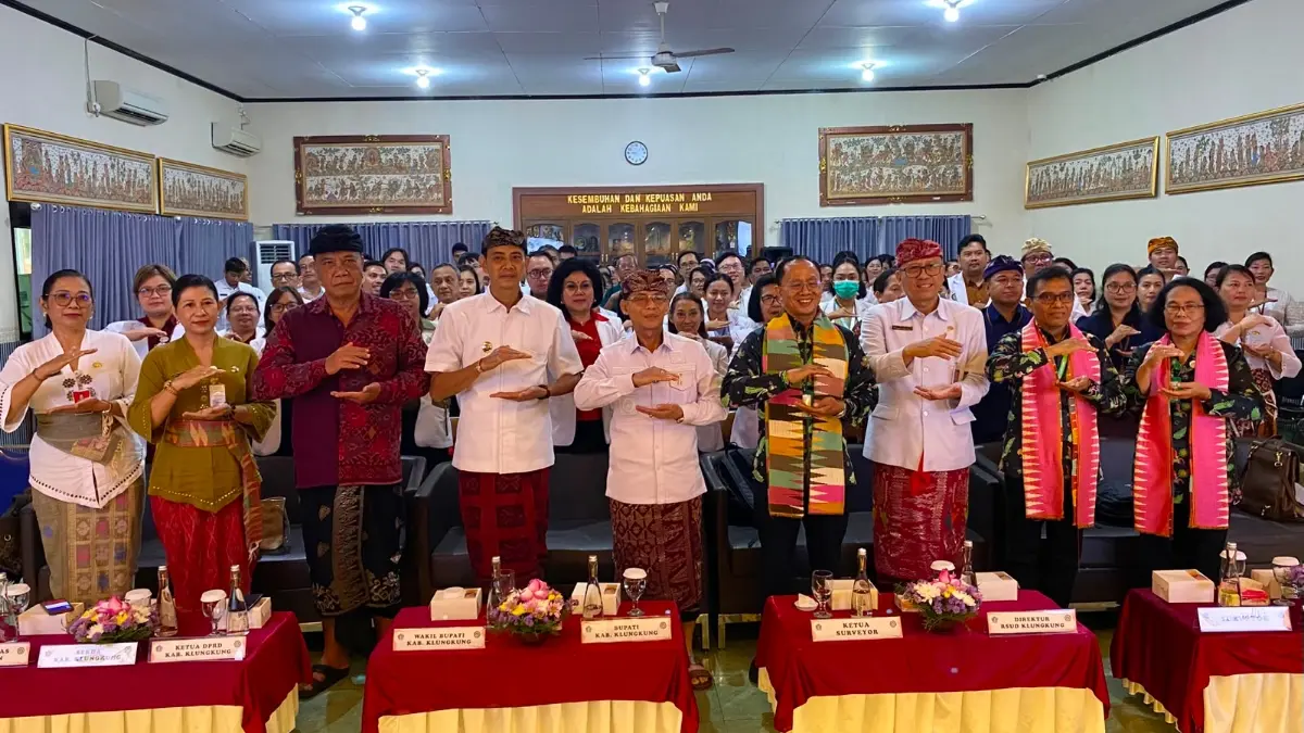 Bupati Klungkung, I Made Satria, bersama Wakil Bupati Klungkung, Tjokorda Gde Surya Putra, menghadiri acara Survei Re-Akreditasi Rumah Sakit Umum Daerah (RSUD) Kabupaten Klungkung, Kamis (30/7).